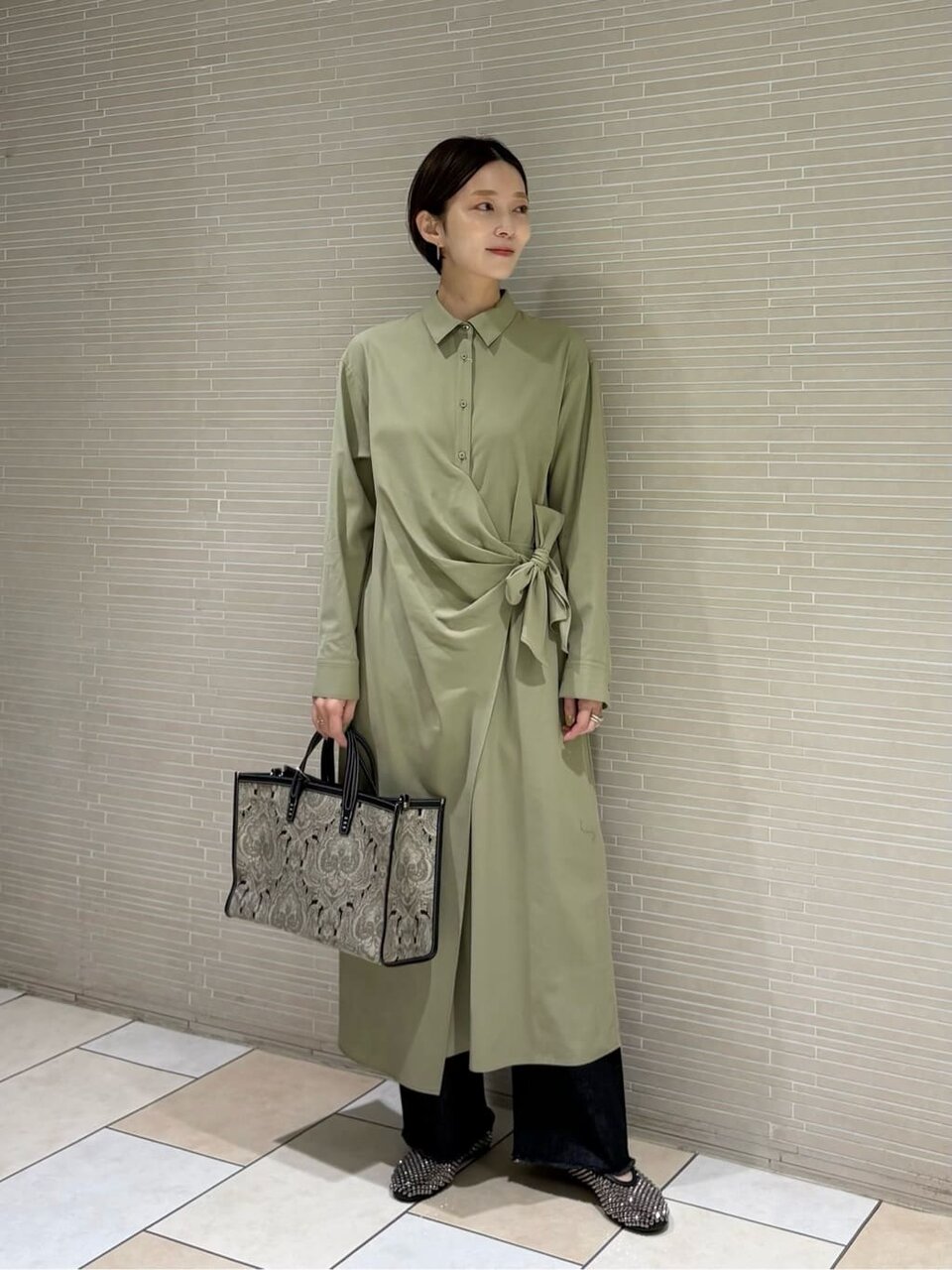 オリーブのシャツワンピースを着た女性