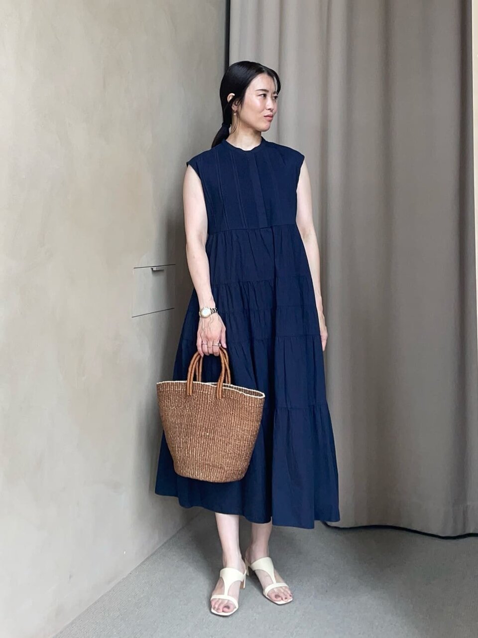 ネイビーのワンピースを着た女性