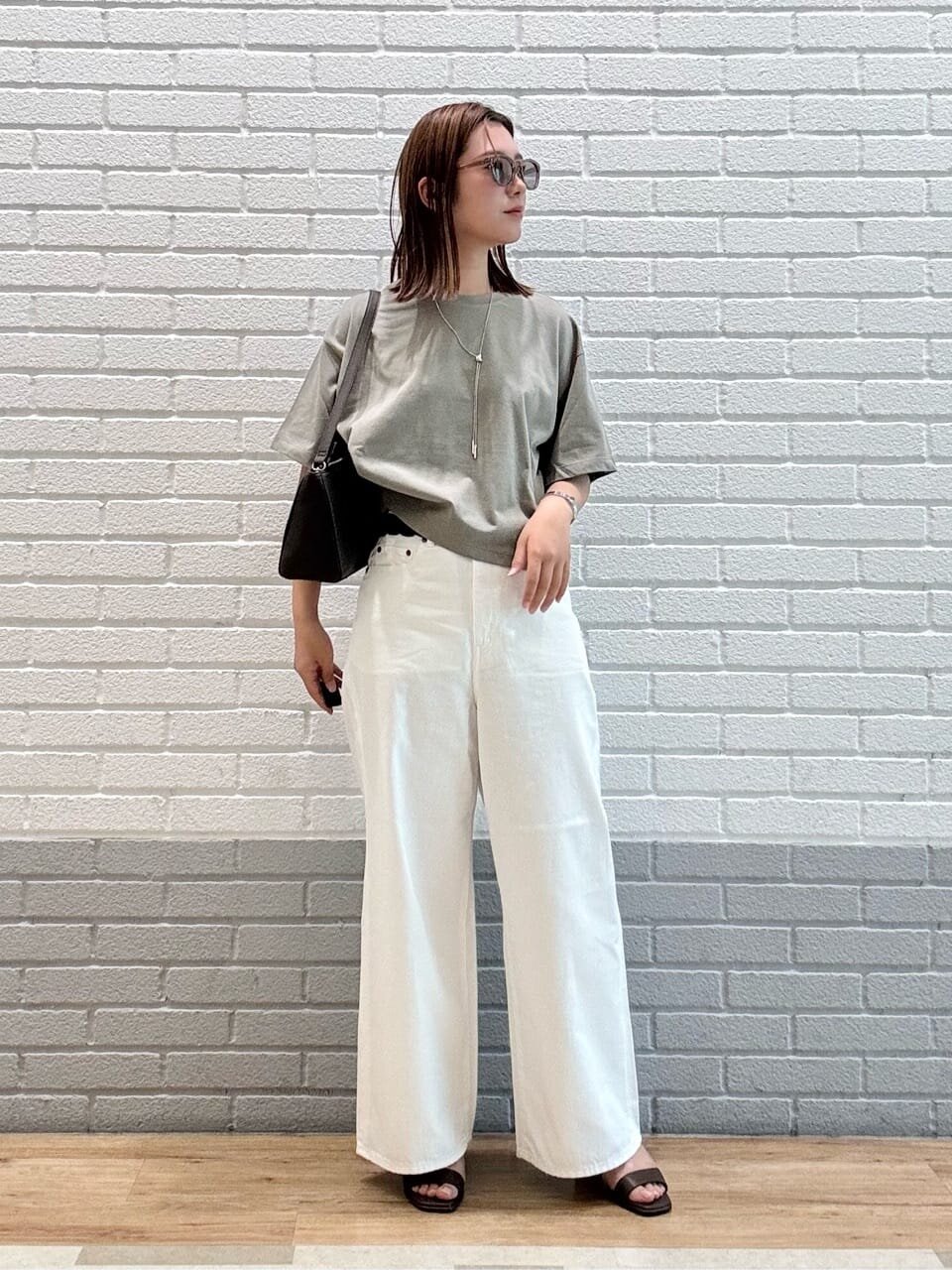 Tシャツとデニムパンツを着た女性