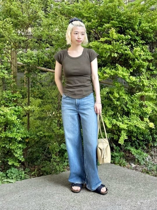 Tシャツとデニムパンツを着た女性