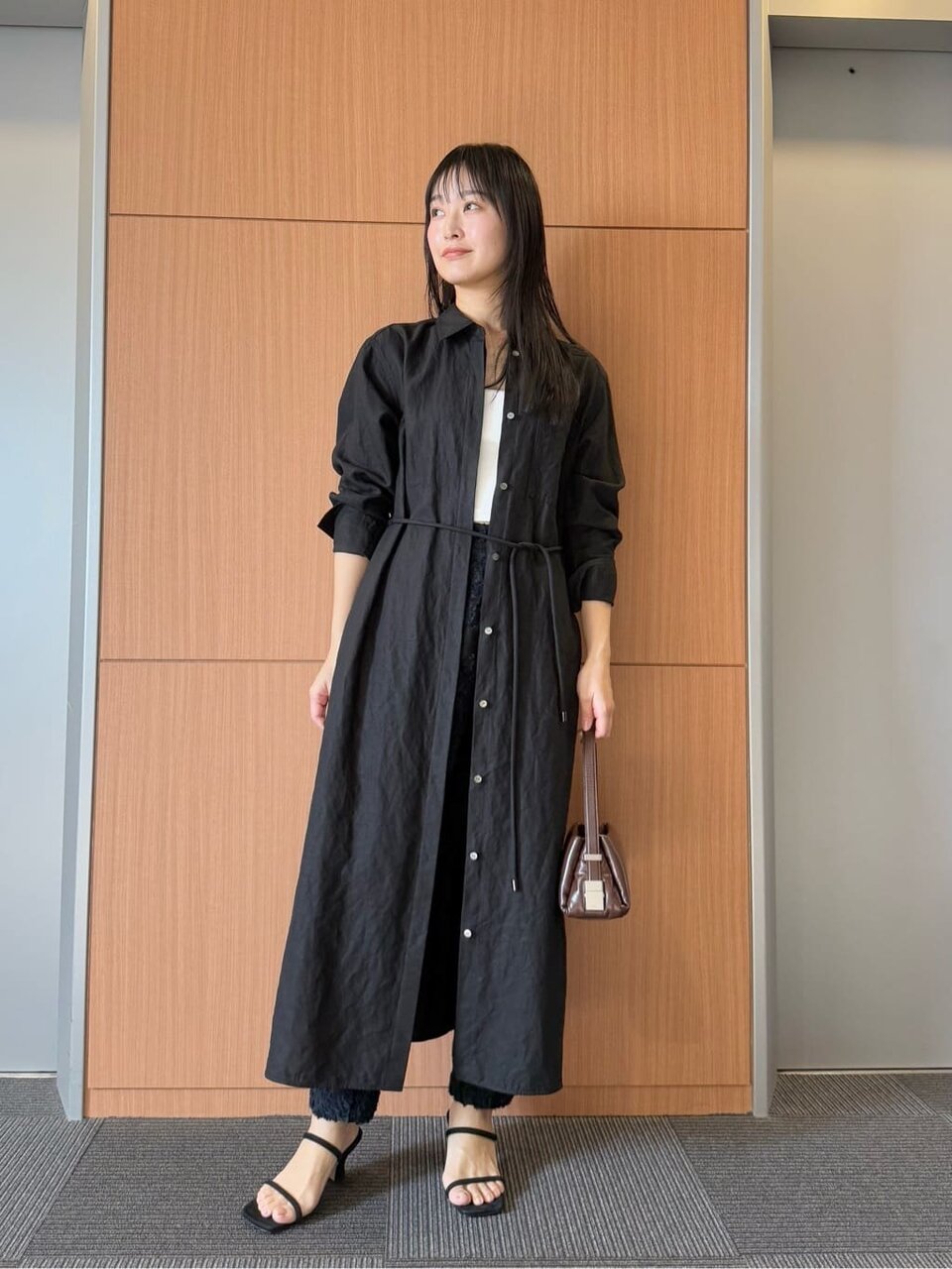シャツワンピースを羽織にした女性