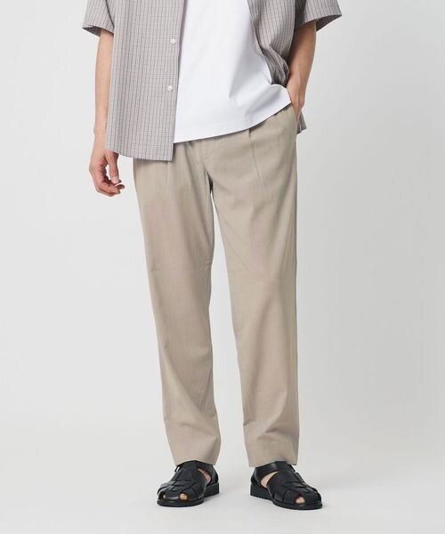 ライトグレーのテーパードパンツ