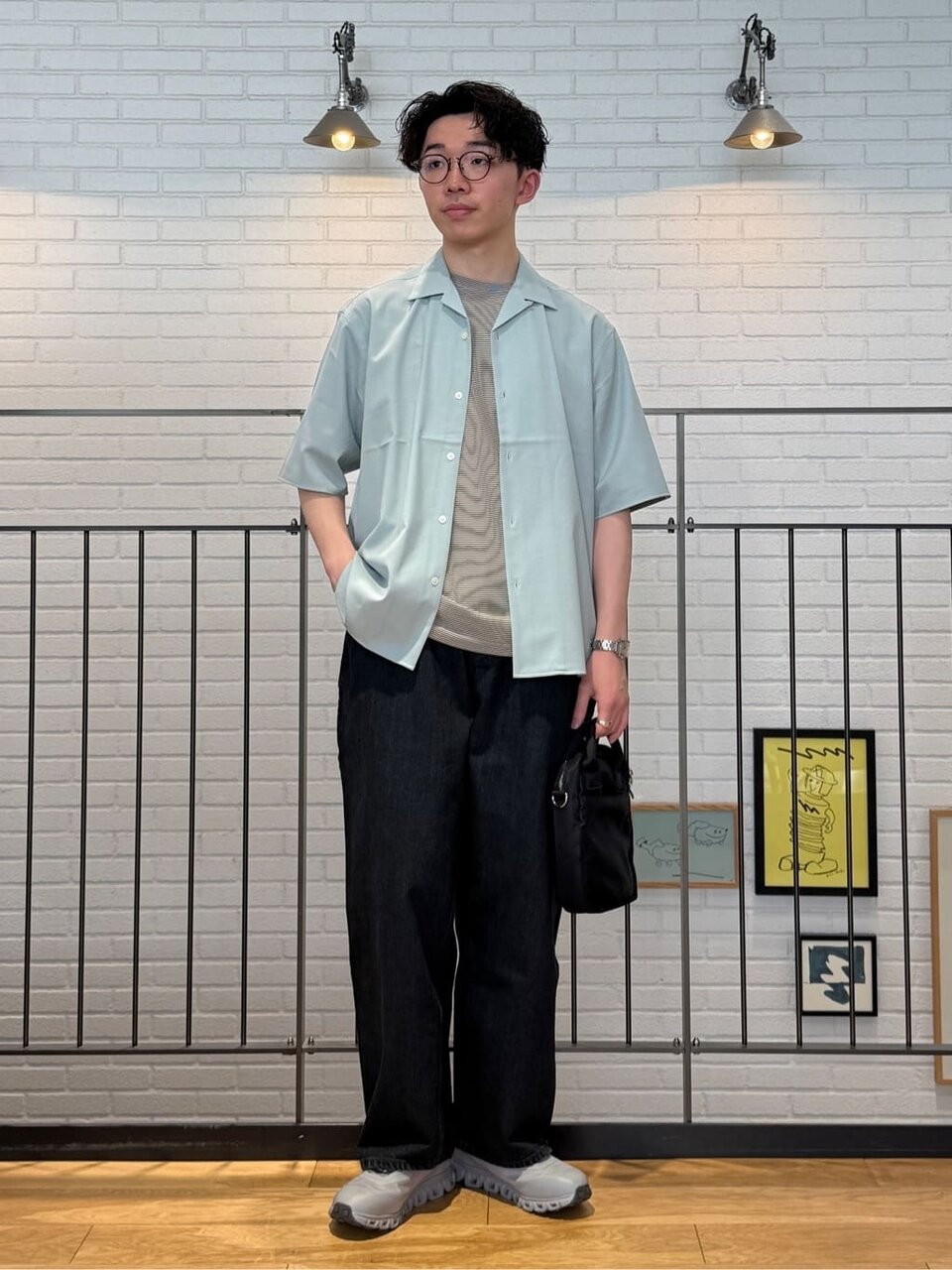 ライムカラーのシャツにスニーカーをあわせたコーデ