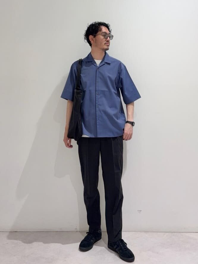 オープンカラーシャツにテーパードのパンツをあわせたコーデ