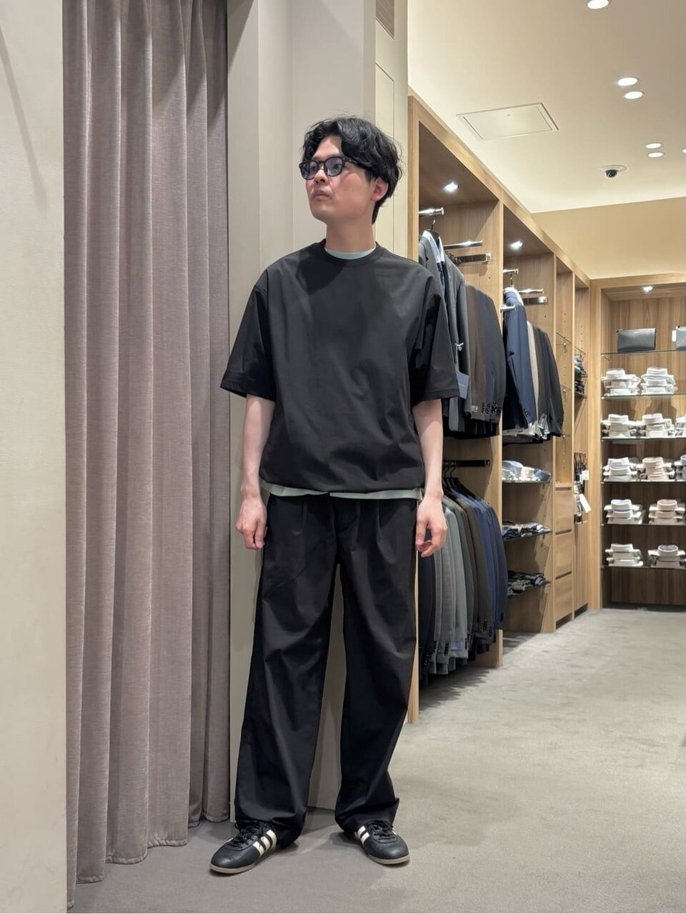 半袖のTシャツにイージーパンツをあわせたコーデ