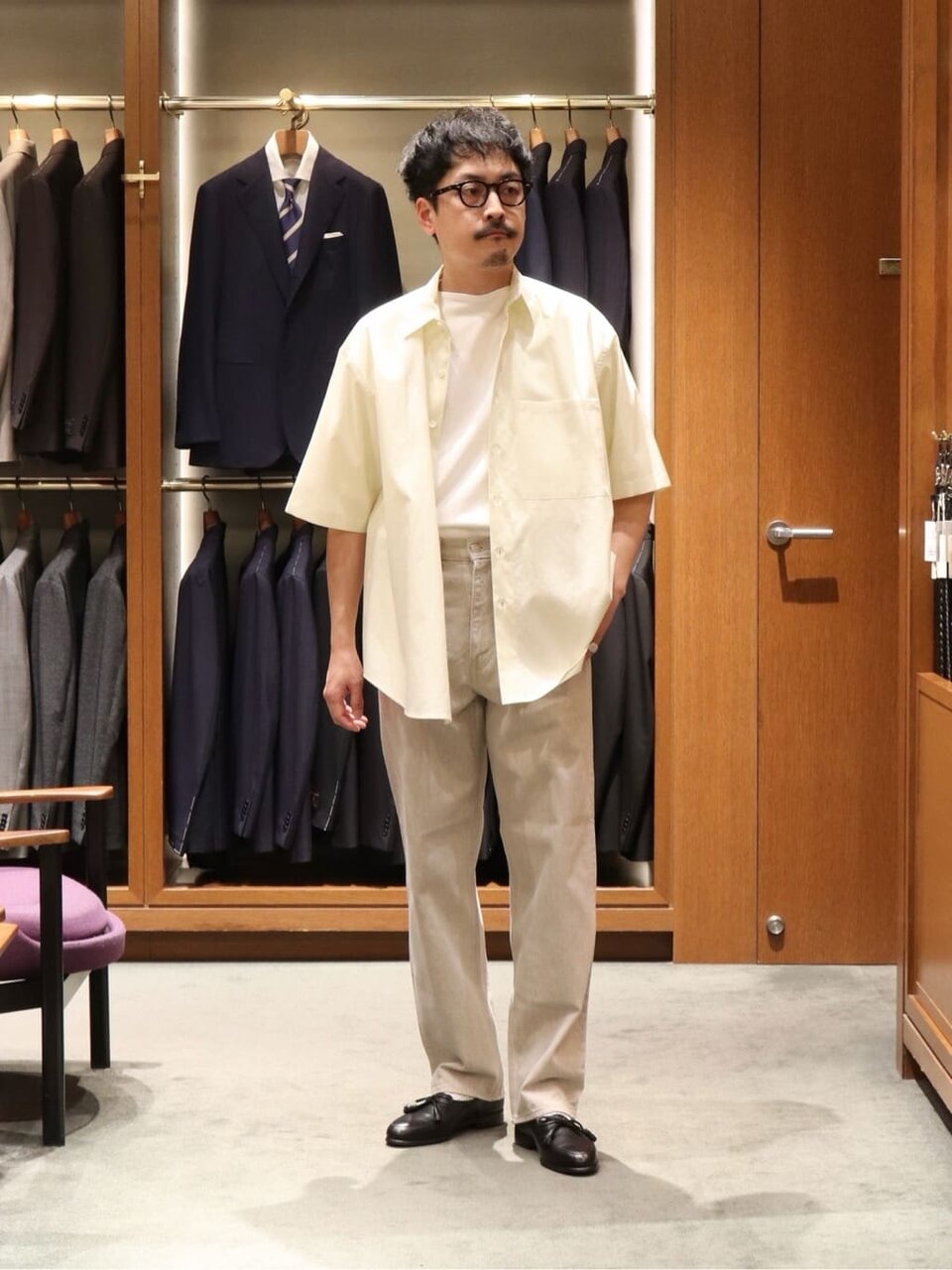 ハーフスリーブシャツにデニムパンツをあわせたコーデ