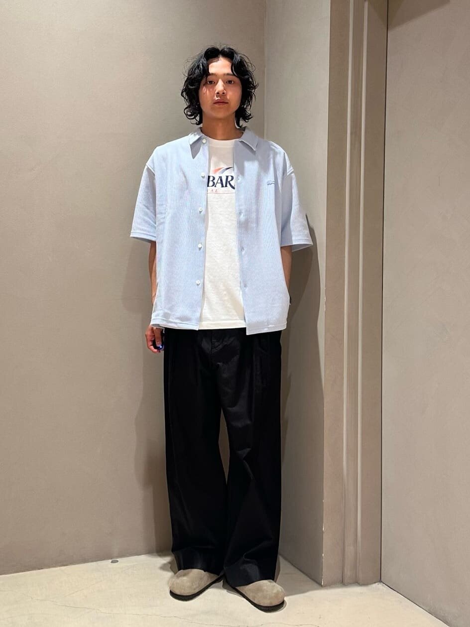 爽やかなショートスリーブシャツにチノパンをあわせたコーデ