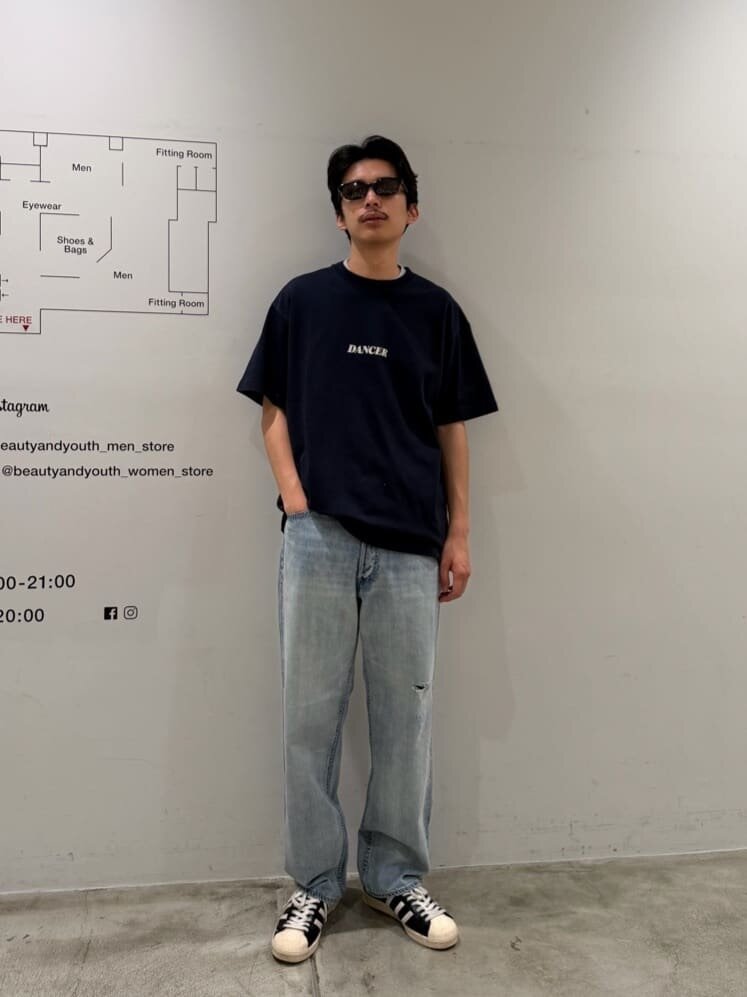 Tシャツにデニムパンツをあわせたコーデ