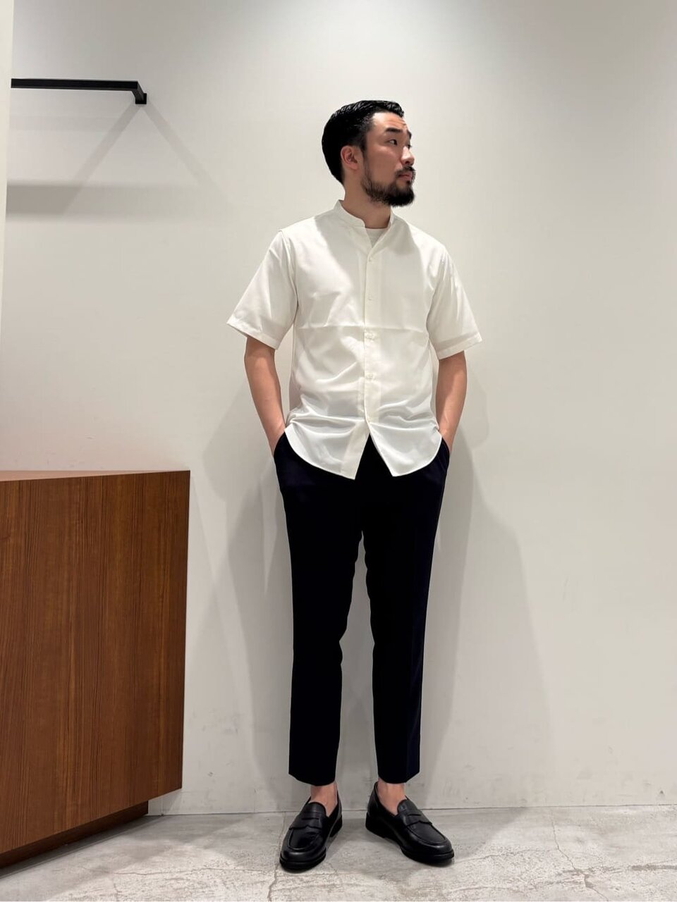 スキッパーシャツにテーパードパンツをあわせたコーデ