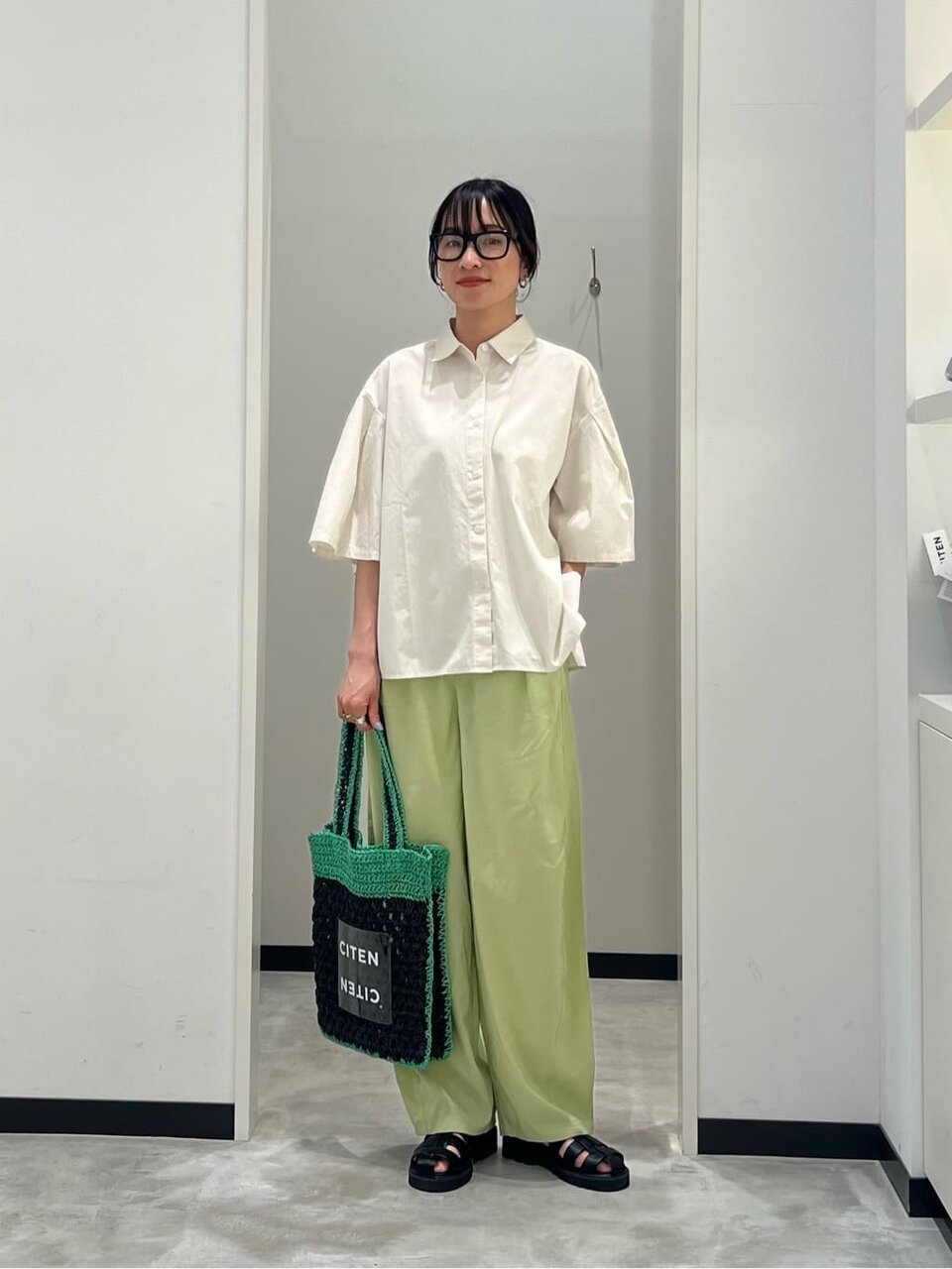 オフホワイトのシャツ×緑のバレルパンツのコーデ