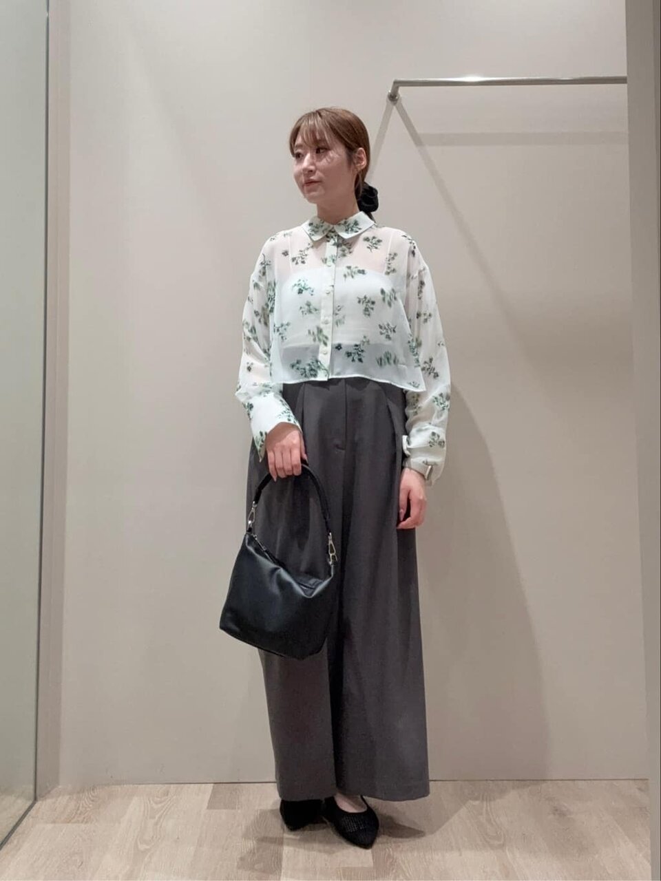 オフホワイトのシアーシャツ×カーキのワイドパンツのコーデ