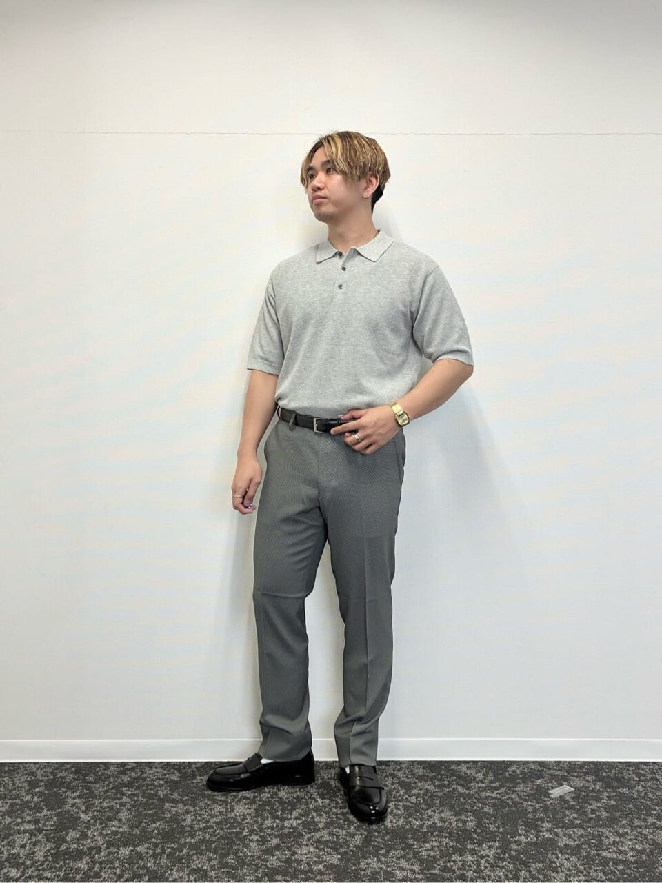 グレーのポロシャツを着た男性
