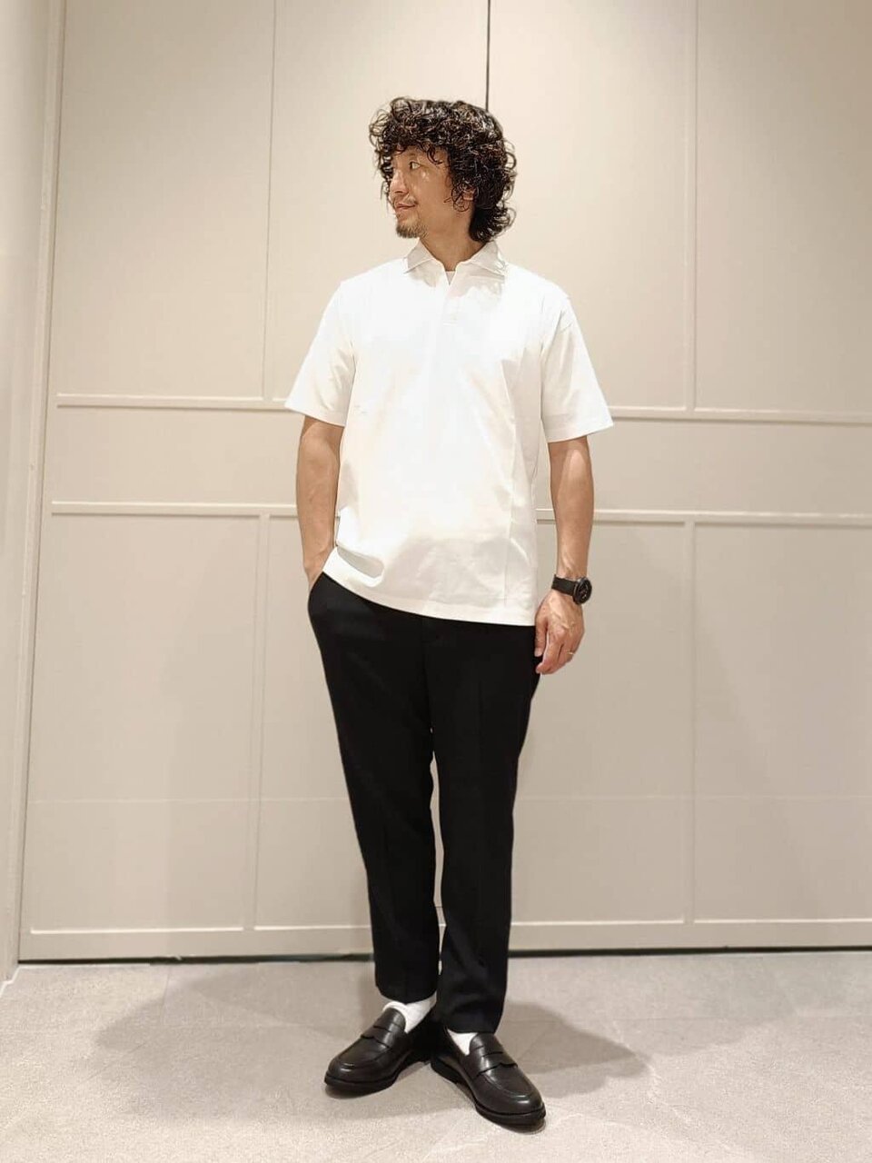 ローファーを履いた男性