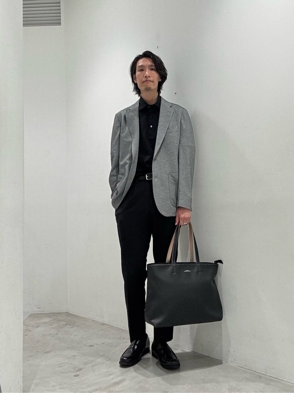 グレーのジャケットを着た男性