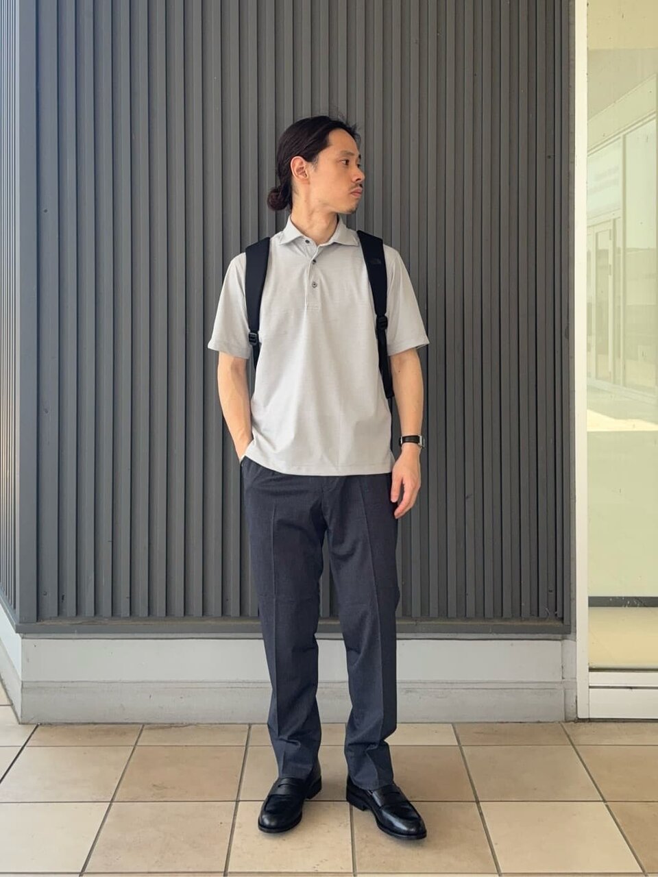 ネイビーのスラックスをはいた男性