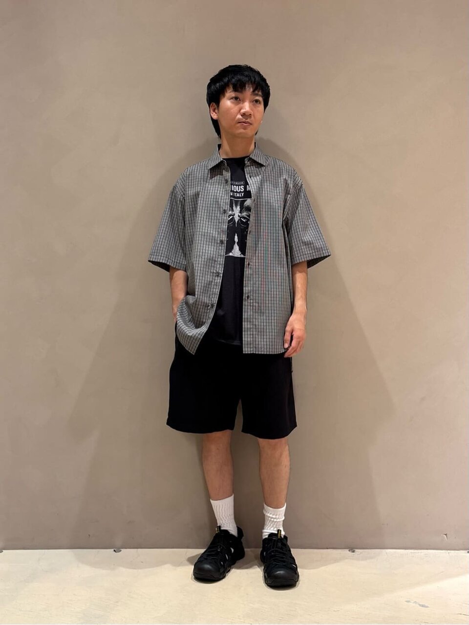 チェック柄シャツ×スポーツサンダルのコーデ