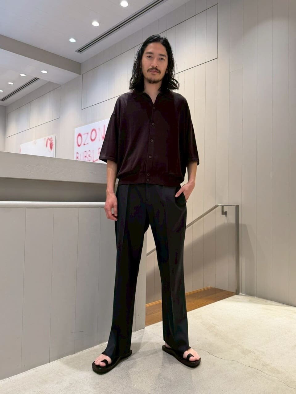 カーディガン×レザーサンダルのコーデ