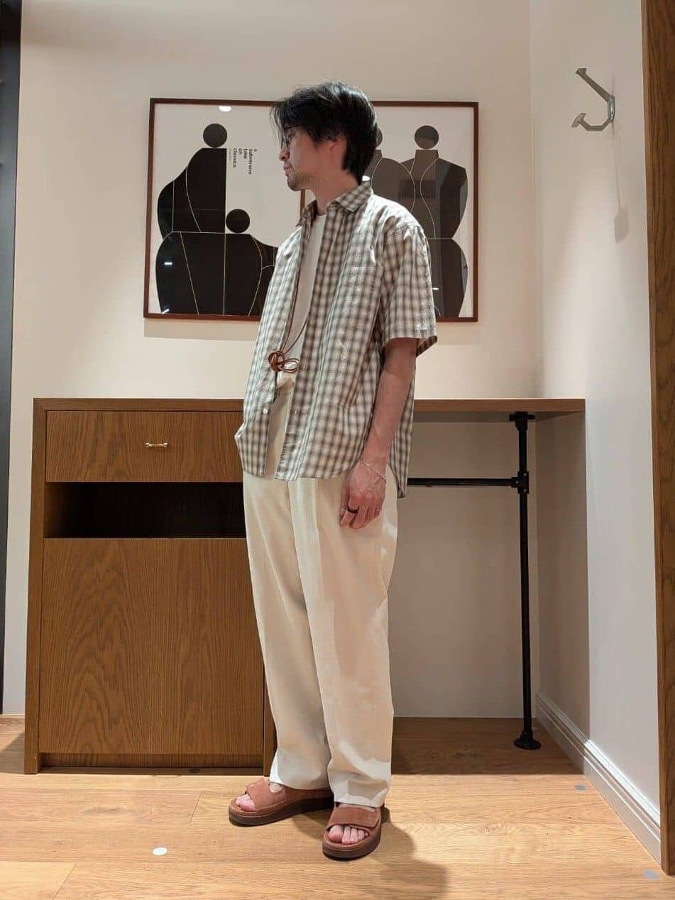 チェック柄シャツ×レザーサンダルのコーデ