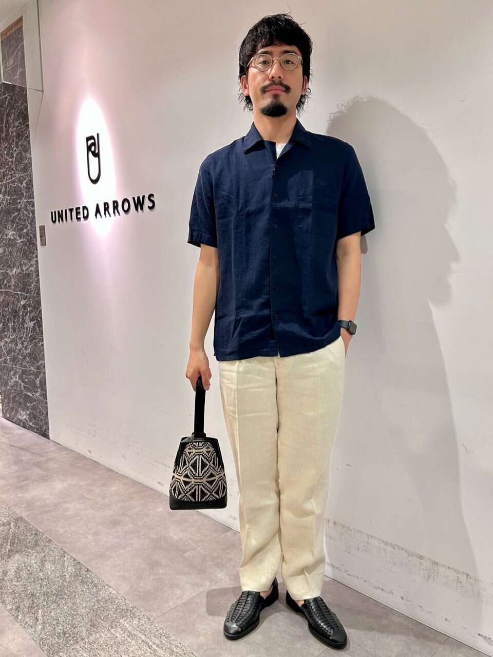 シャツ×レザーサンダルのコーデ