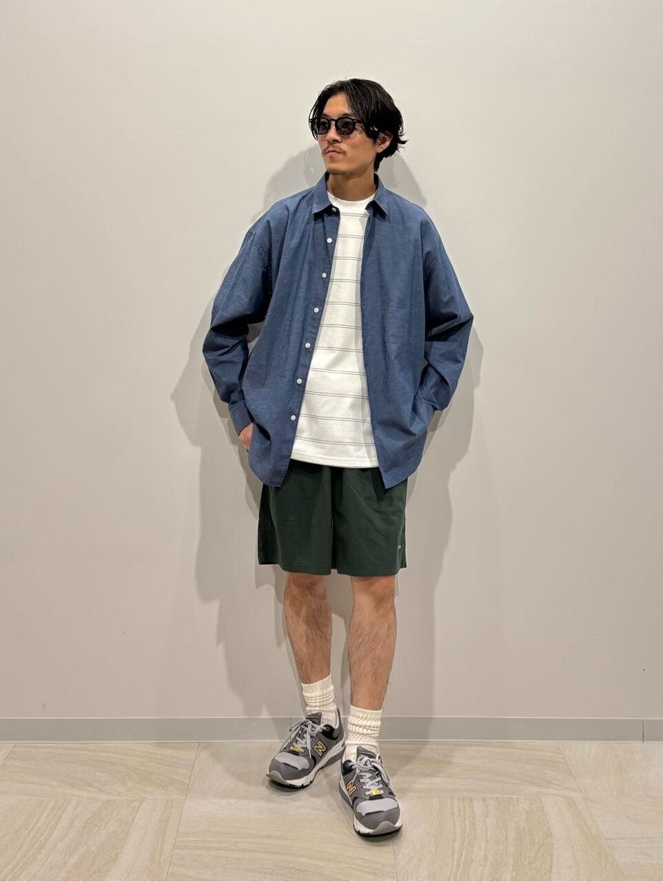 コバルトのシャツ×緑のショートパンツのコーデ