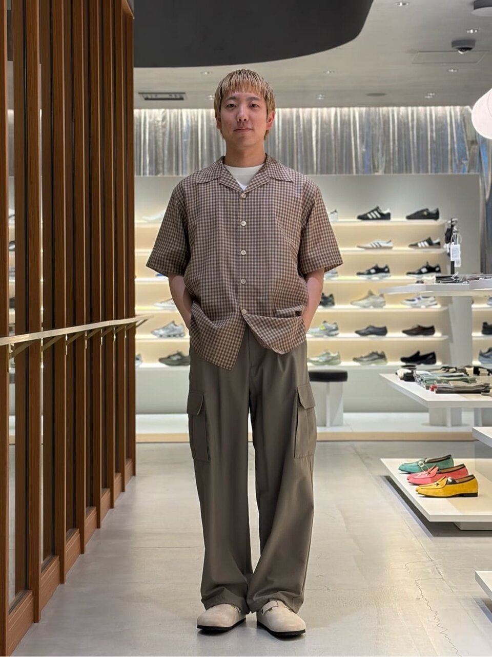 ダークブラウンのチェック柄シャツ×カーキのカーゴパンツのコーデ