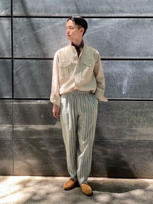 ベージュのバンドカラーシャツ×緑のストライプ柄パンツのコーデ