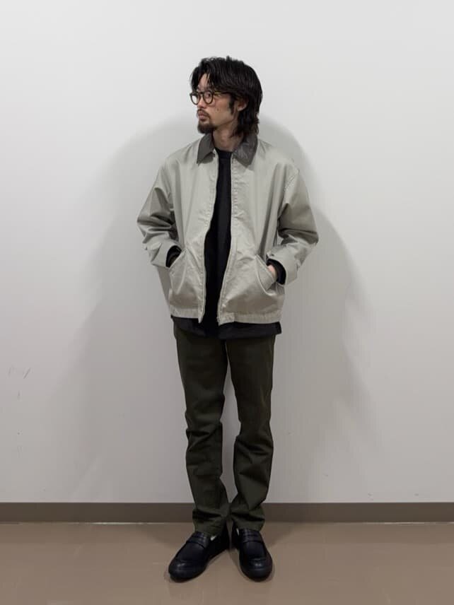 グレーのブルゾン×緑のチノパンツのコーデ