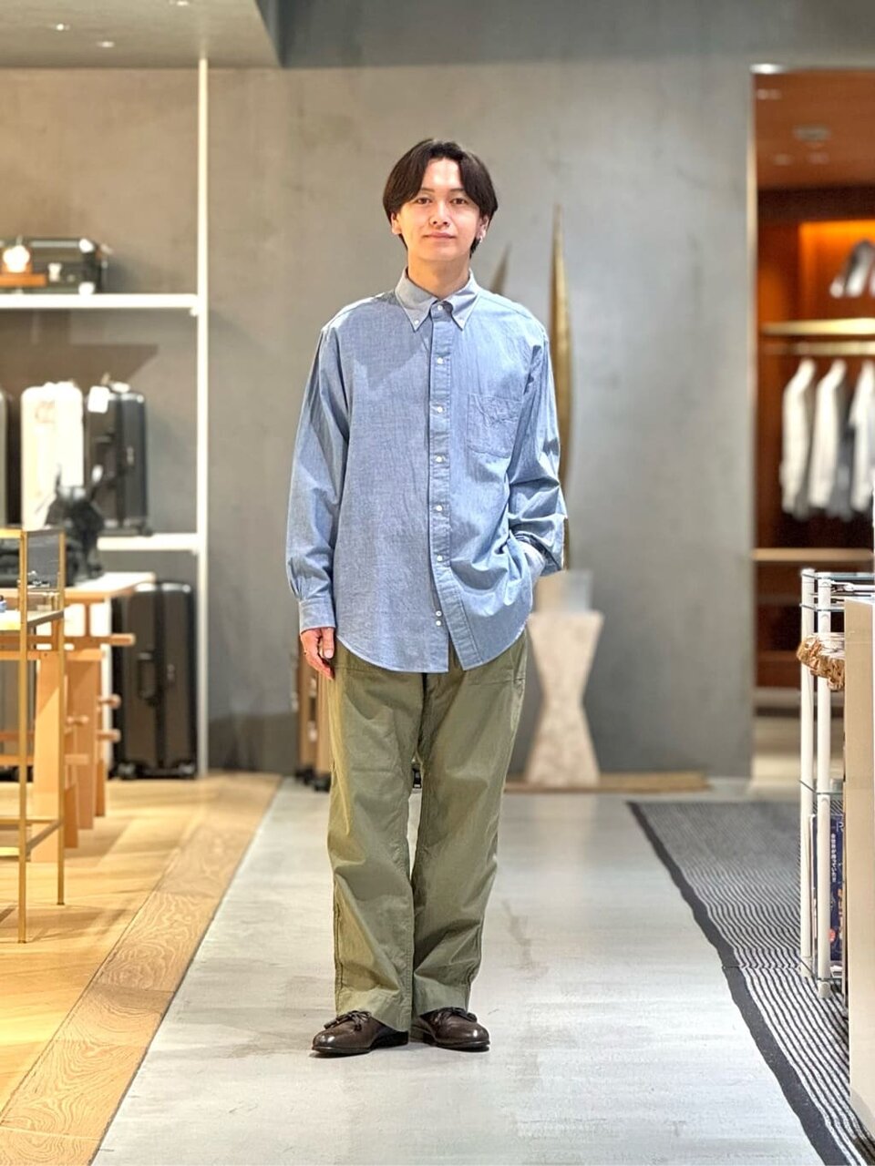 ライトブルーのシャツ×カーキのファティーグパンツのコーデ