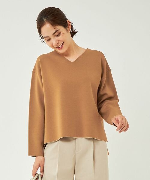キャメルのニットを着た女性