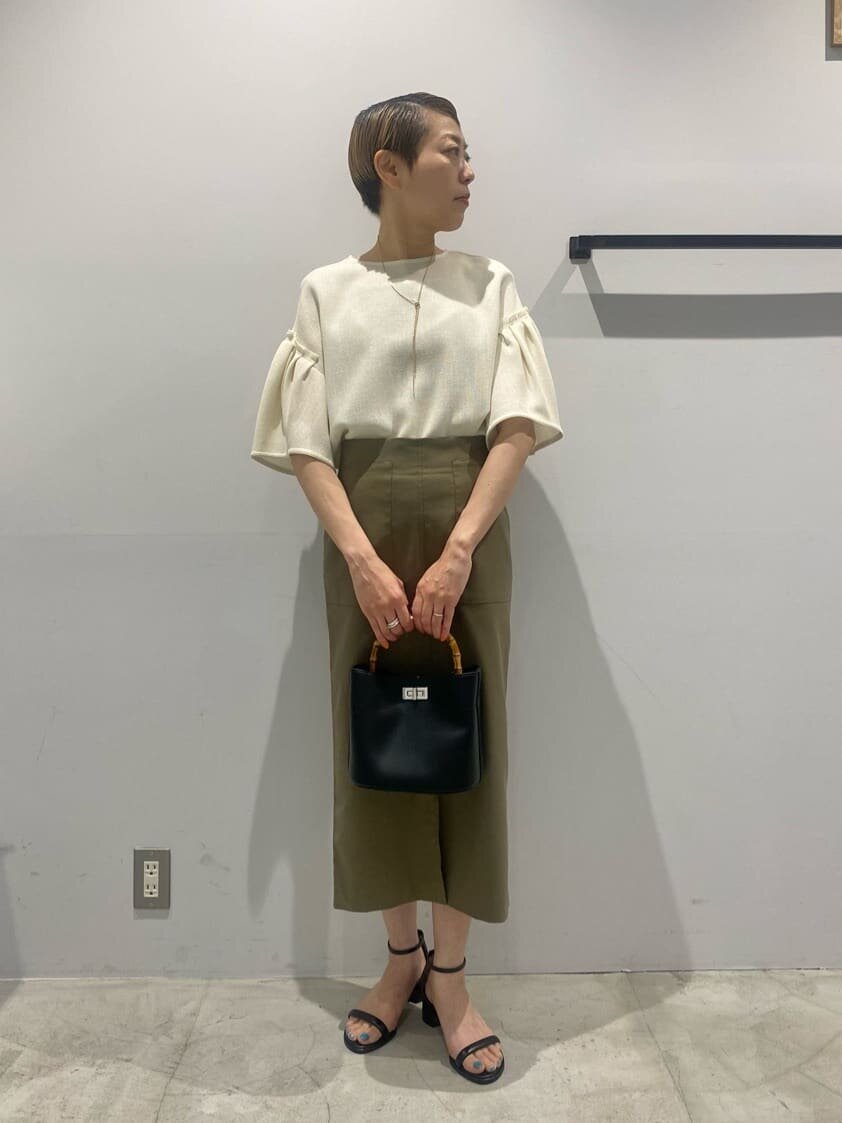 オリーブグリーンのスカートを履いた女性