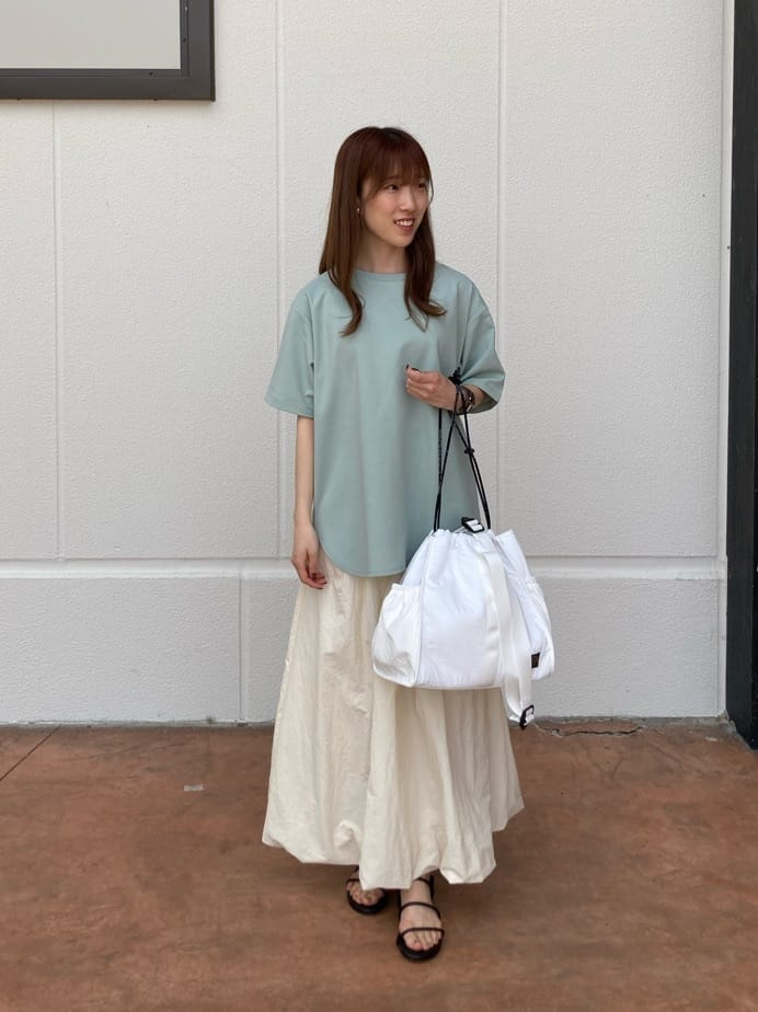 グリーンのトップスを着た女性