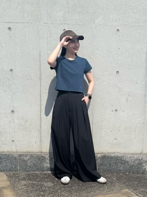 ネイビーのTシャツを着た女性