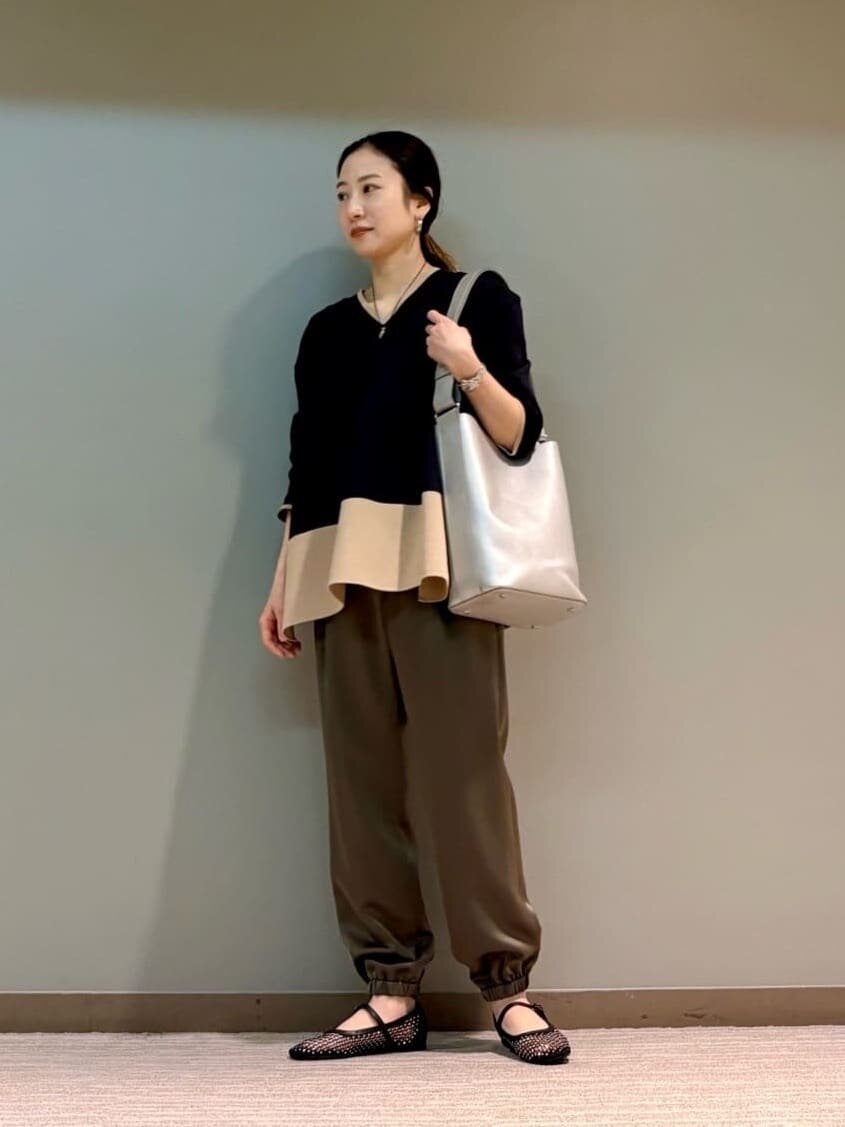 ネイビーのニットを着た女性