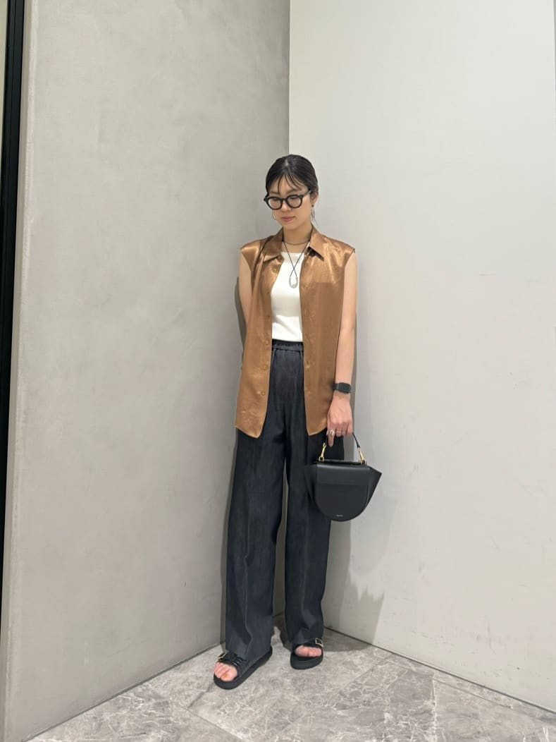 ネイビーのデニムををはいた女性