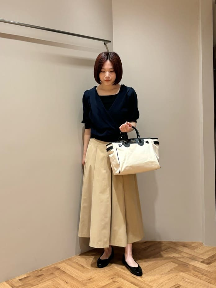 ネイビーのカーディガンを着た女性