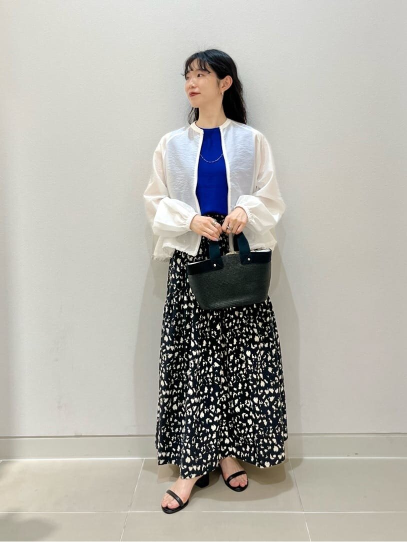 青いトップスを着た女性