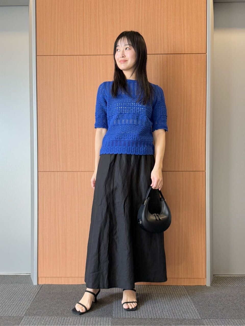 青のトップスを着た女性