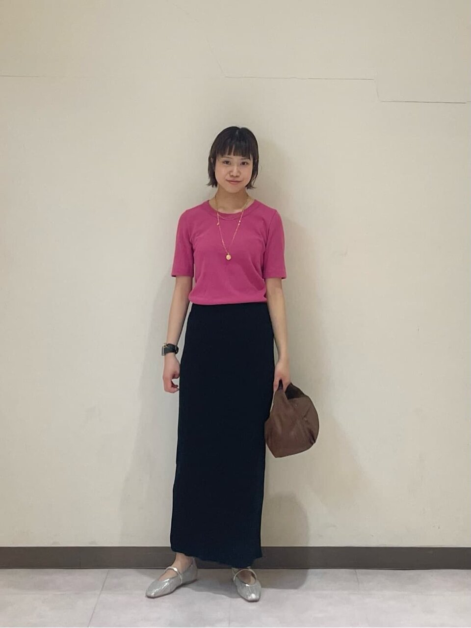 ピンク色のTシャツを着た女性