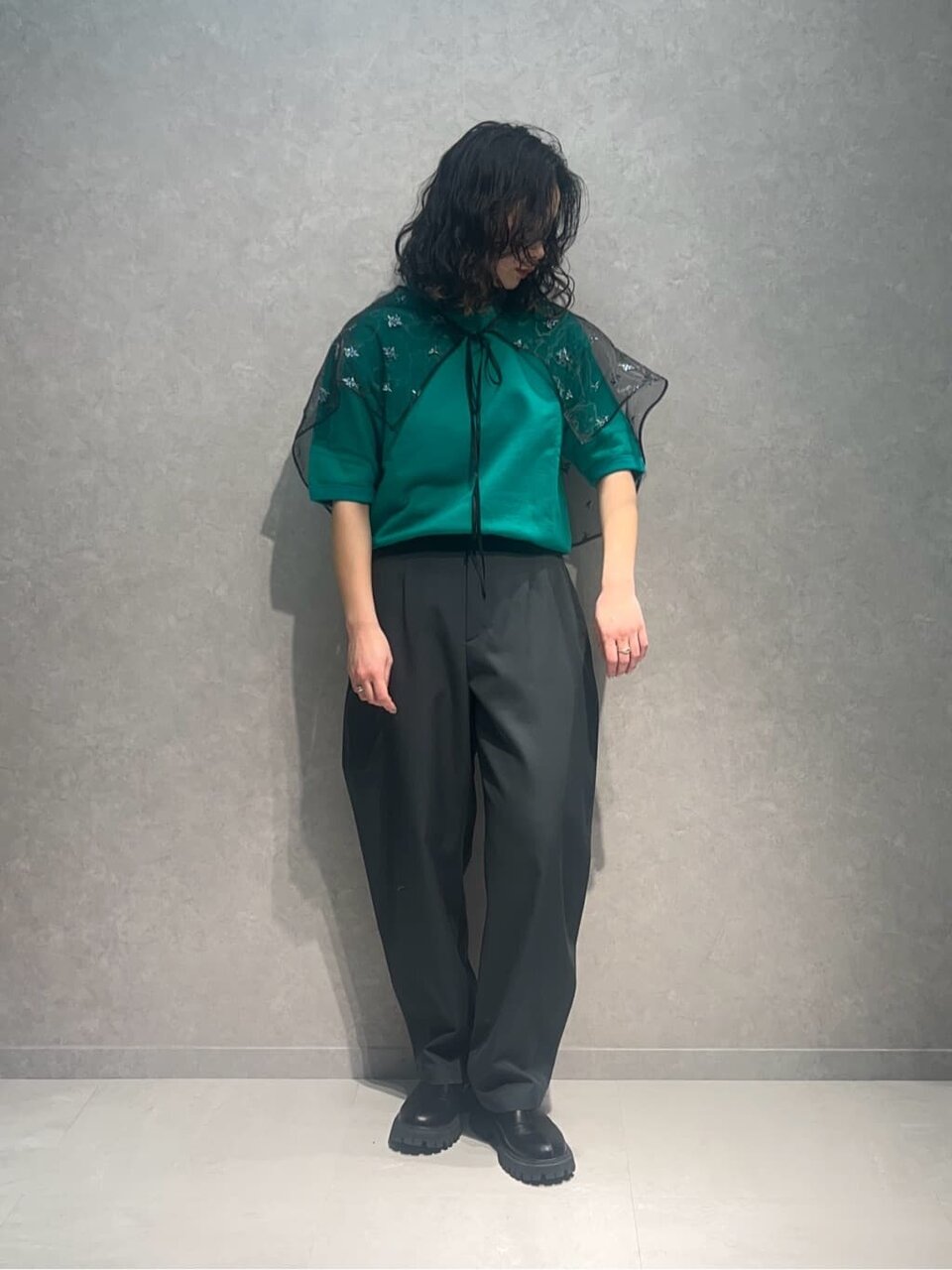 緑色のトップスを着た女性
