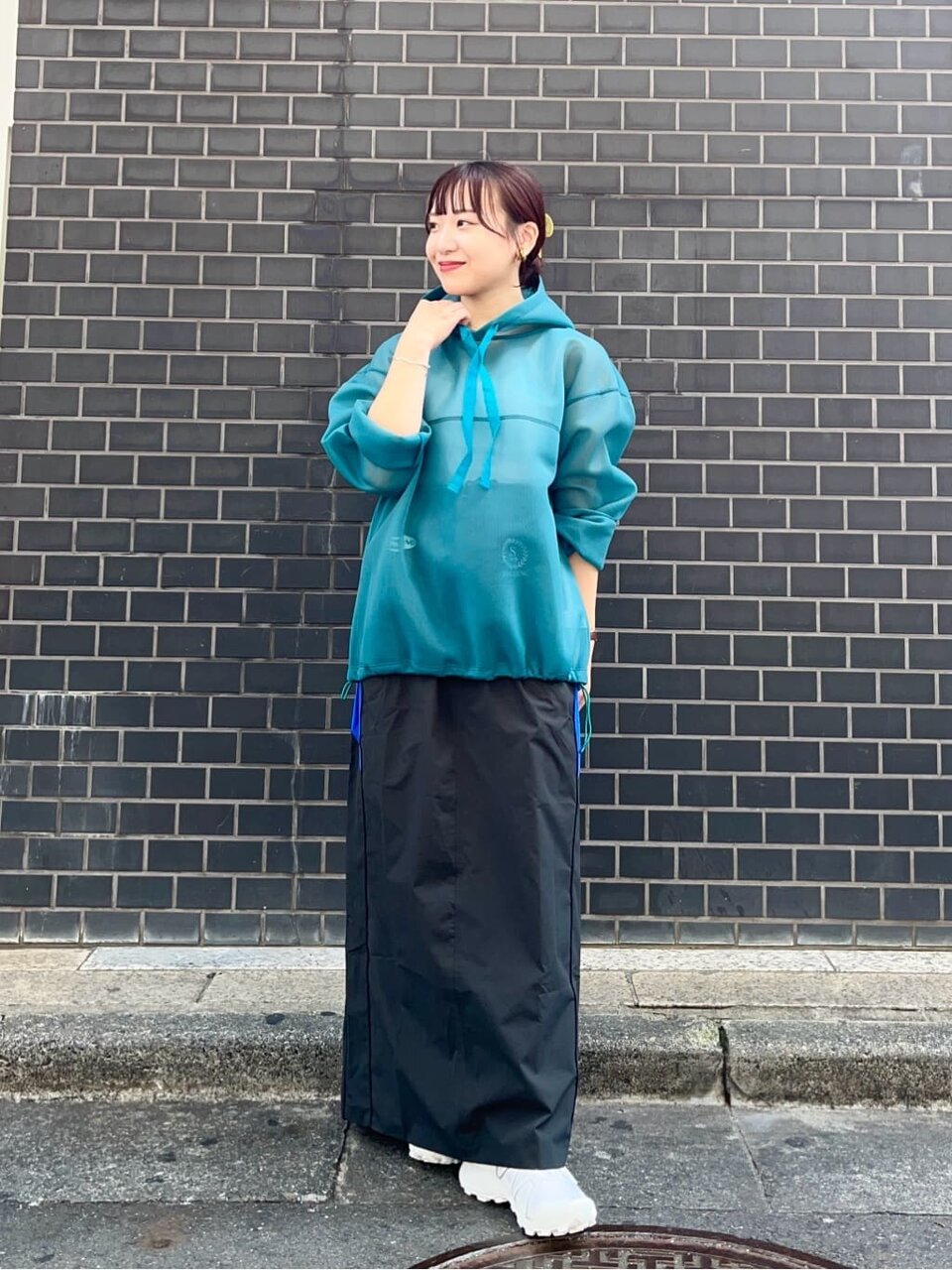 緑色のトップスを着た女性