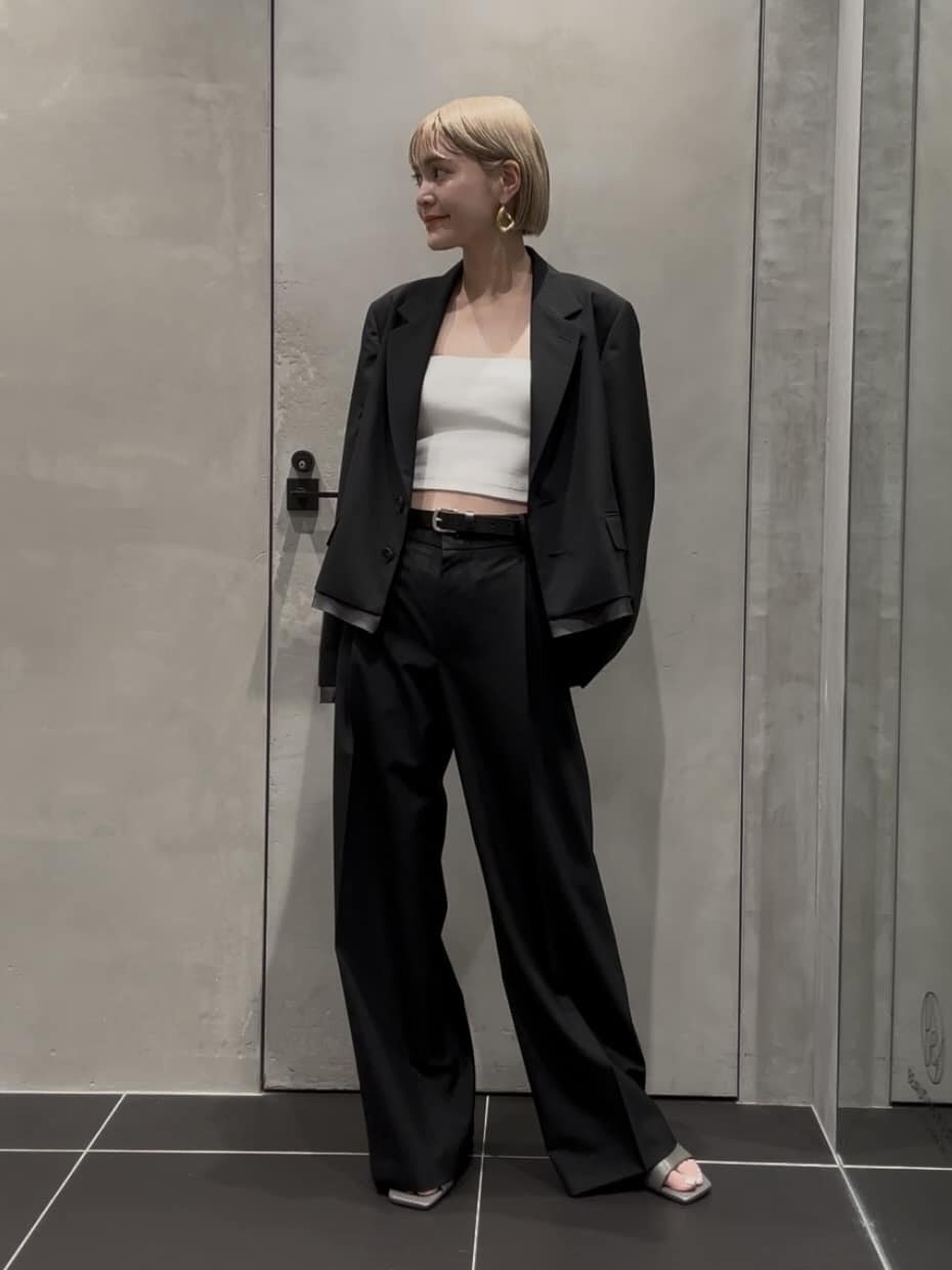 黒のセットアップを着た女性
