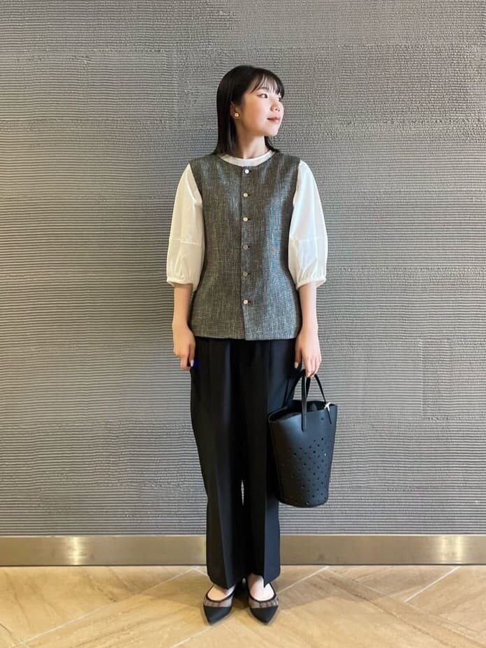 黒のベストを着た女性