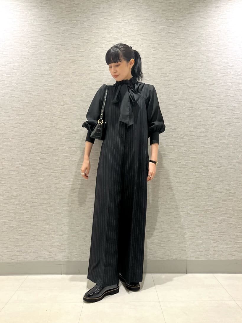 黒のベストを着た女性