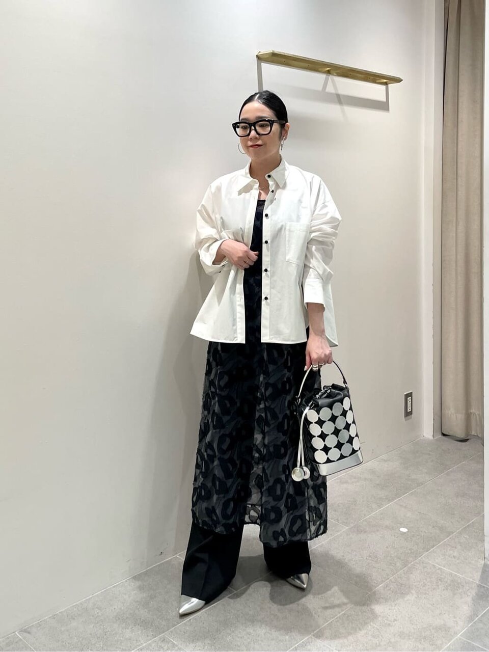 黒のベストを着た女性