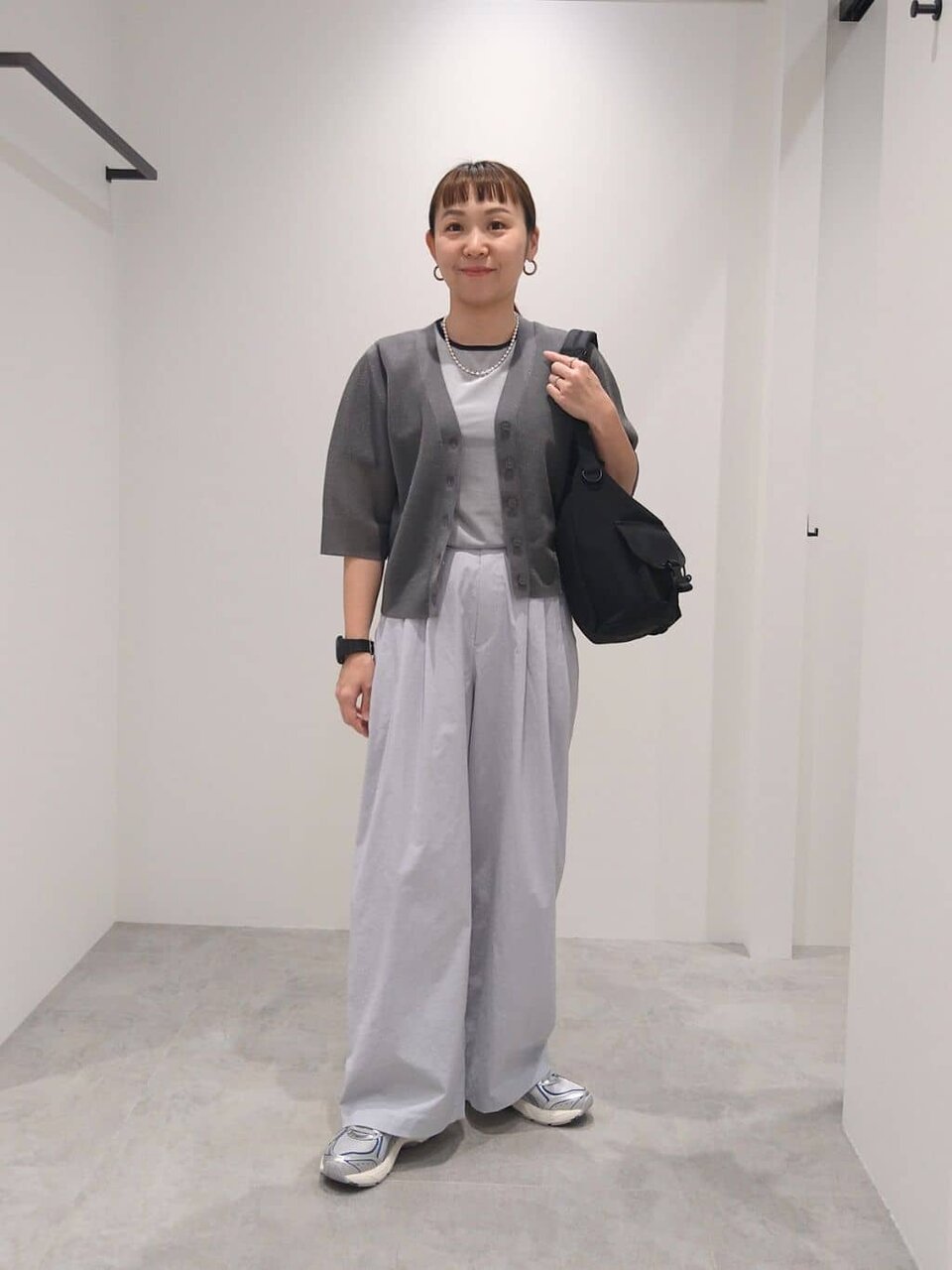 グレーのカーディガンを着た女性