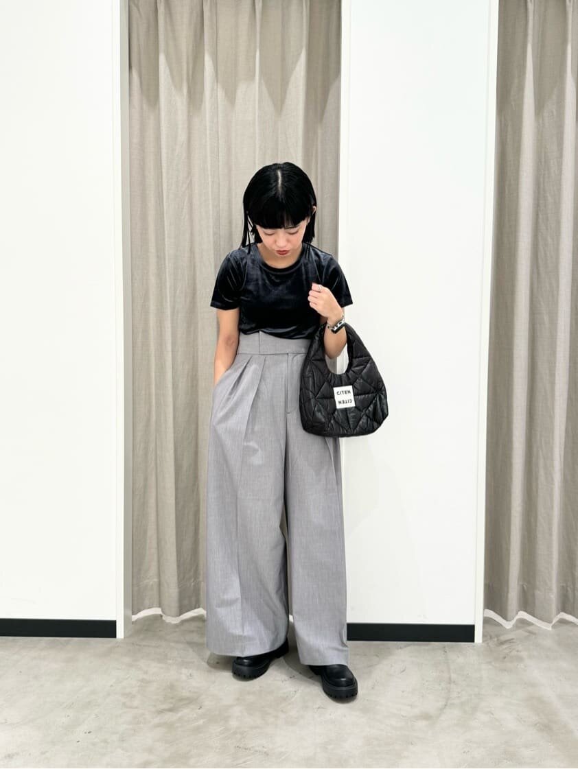 グレーのトップスを着た女性
