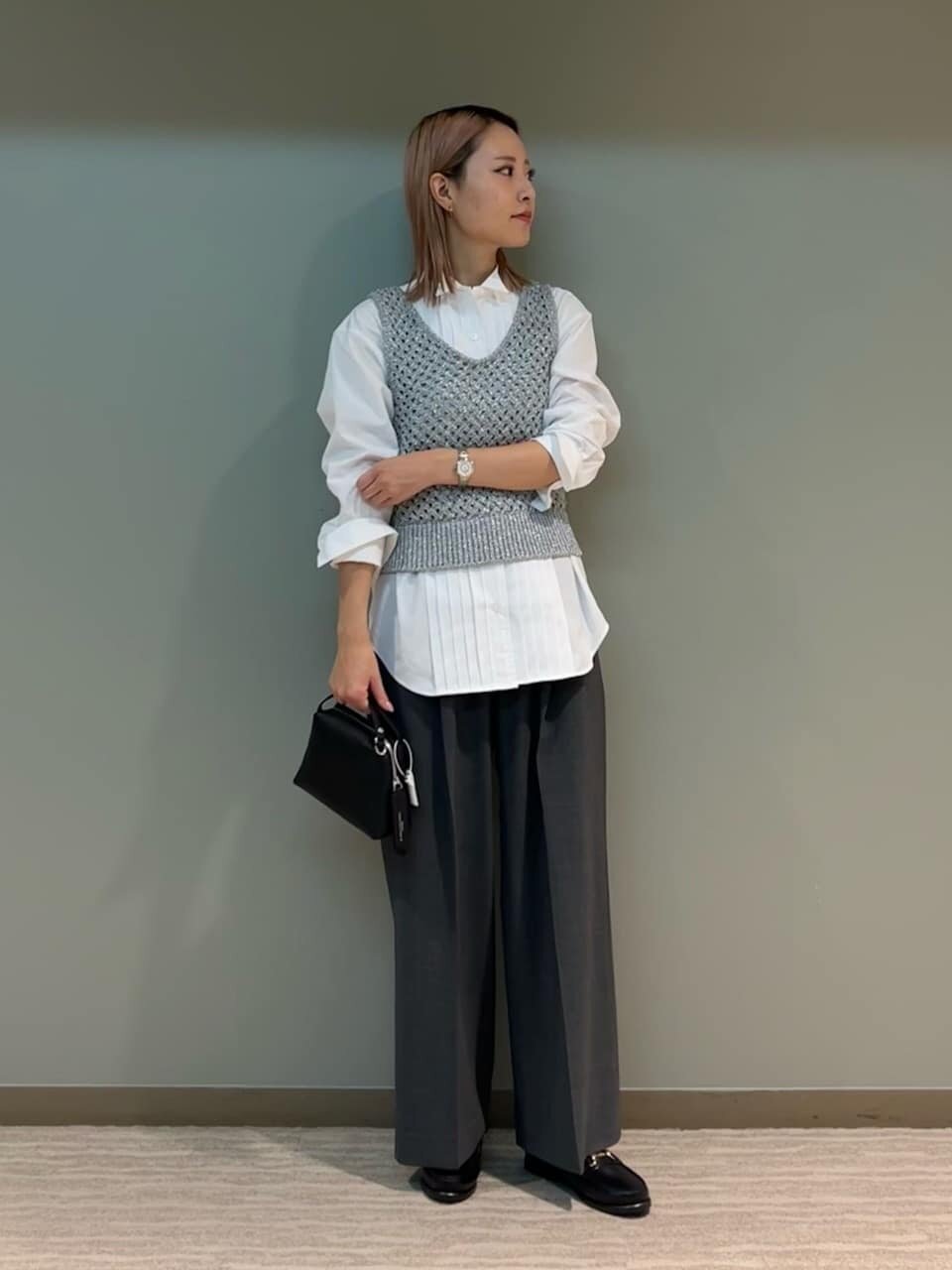 グレーのトップスを着た女性