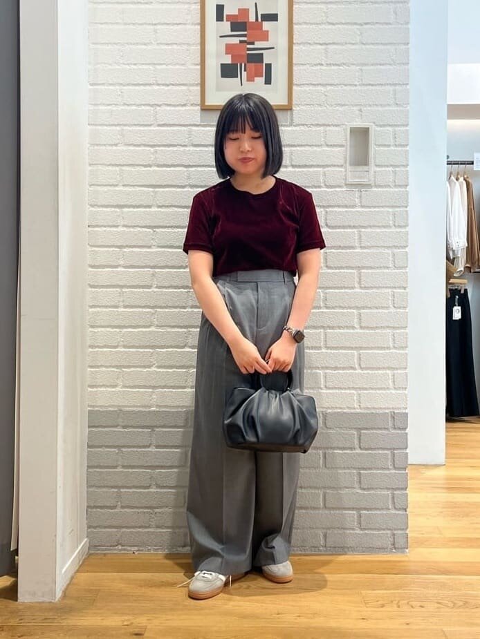 グレーのトップスを着た女性
