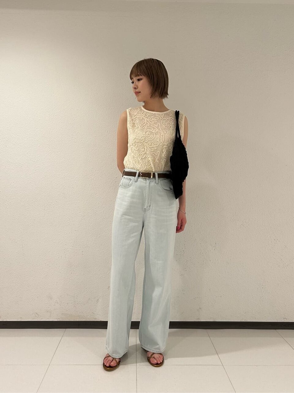 ノースリーブトップスを着た女性