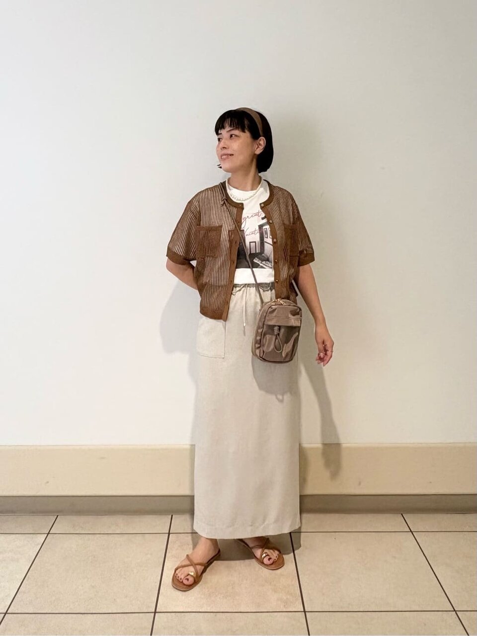 半袖カーディガンを着た女性